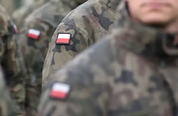 Żołnierze w mundurach moro, z polskimi flagami na rękawach. Kategoria: d wojsko.