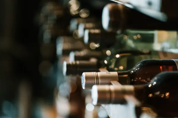 Dlaczego wino gazuje? Przyczyny, diagnoza i jak to naprawić