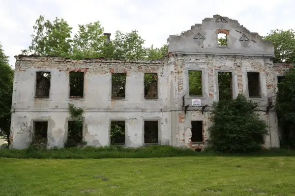 Ruiny pałacu Włodowice: Historia, legendy i praktyczne wskazówki
