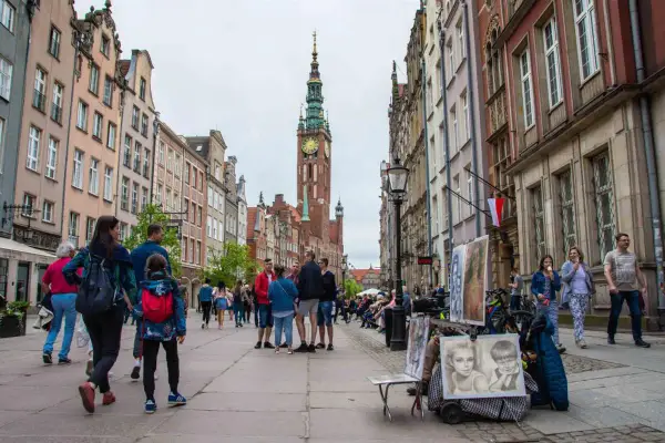 Spacerem po Długiej w Gdańsku, podziwiając zabytkową architekturę i wieżę Ratusza Głównego Miasta.