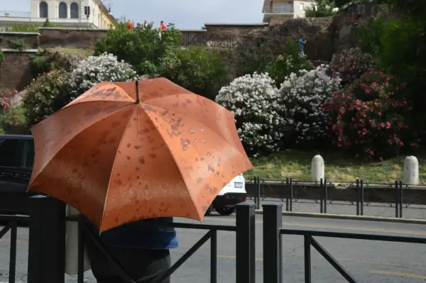 Ombrello arancione bagnato dalla pioggia, un'idea per cosa vedere a Roma se piove: musei e gallerie d'arte.