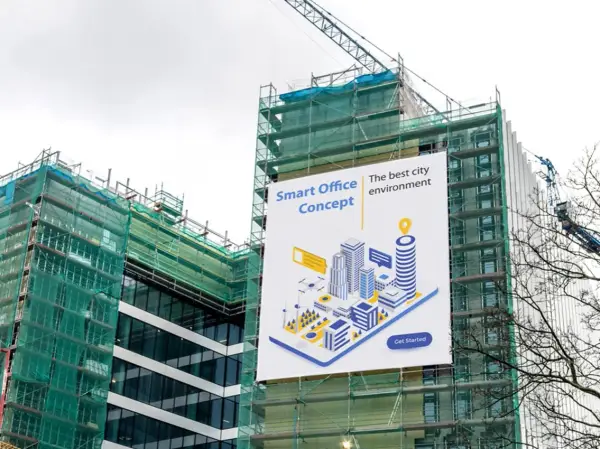 Jak zamontować baner na elewacji: skuteczne metody i porady