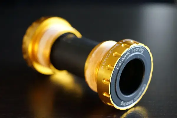 Złoty suport rowerowy BSA z ceramicznymi łożyskami. To co to znaczy? Lepsza wydajność i płynność obrotów.