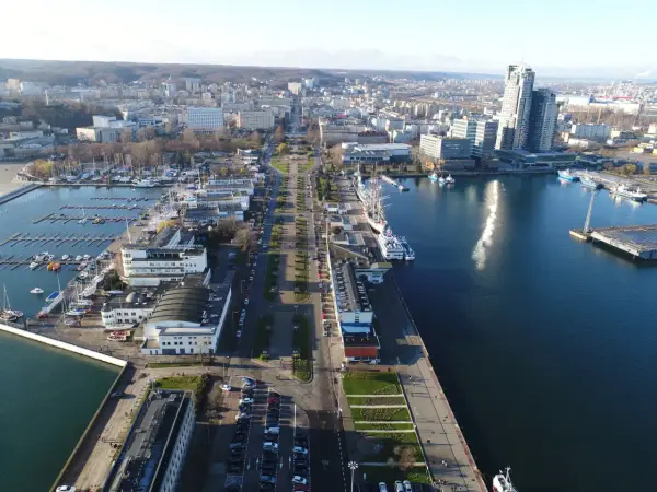 Skwer Kościuszki w Gdyni: widok z lotu ptaka na marinę, statki, nowoczesne budynki i promenadę. Atrakcje miasta w pełnej krasie.