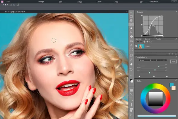 Interfaz de programas para editar fotos, mostrando una mujer con maquillaje y herramientas de ajuste de color y curvas.