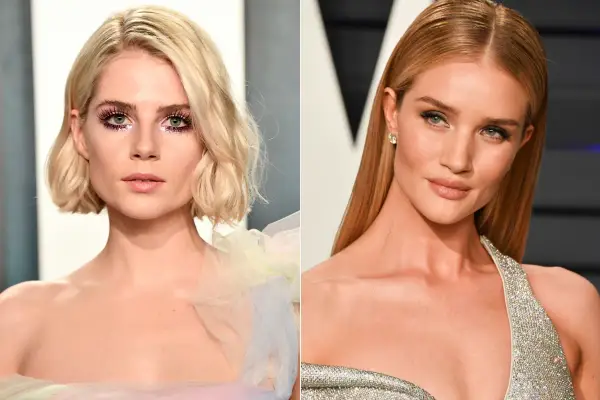 Dwie kobiety z modnymi blond włosami: jedna z krótką, falowaną fryzurą i błyszczącym makijażem, druga z długimi, prostymi włosami.
