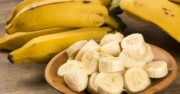 Banan - kalorie, potas, błonnik. Jak jeść go mądrze?