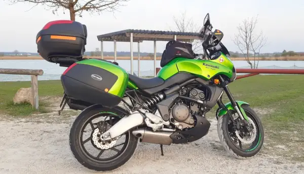 Zielony Kawasaki Versys 650 z kuframi, gotowy na wyprawę. Poznaj jego versys 650 dane techniczne.