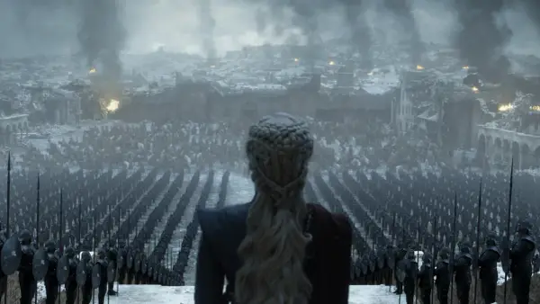 Drogon patrzy na zniszczone miasto, gdzie jego armia czeka na dalsze rozkazy. To może być zapowiedź kontynuacji gry o tron.