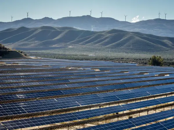 Weite Solarfelder und Windräder auf Hügeln prägen die Landschaft. Ein Zeichen für die fortschreitende energieversorgung spanien.