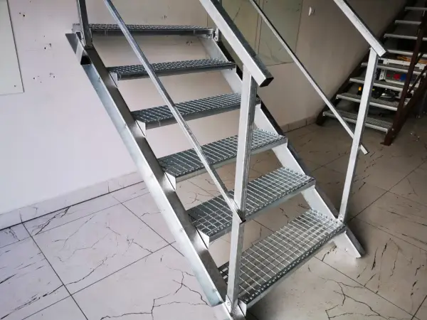 Metalowe schody do piwnicy: Wybór, montaż i koszty (Kompletny przewodnik)