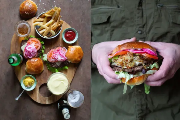 Två läckra hamburgare med pommes frites, öl och tillbehör. Perfekt för lyxiga hamburgare recept.
