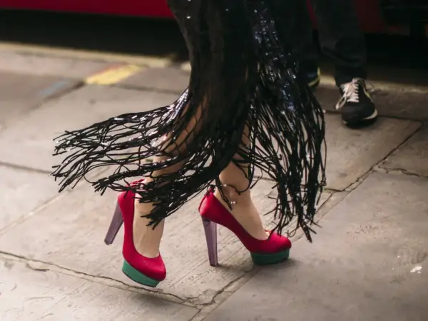 Bunte High Heels Arten mit Plateau und Fransenrock.