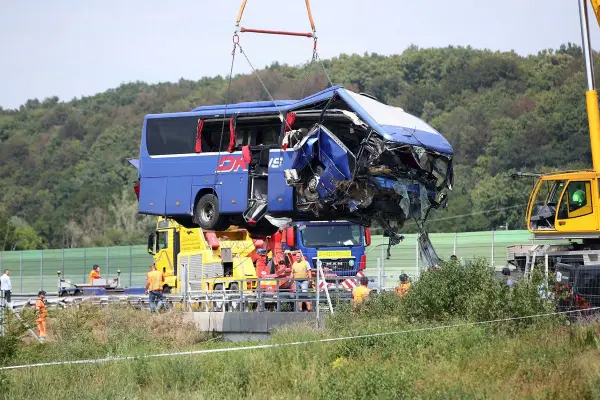 Wypadek autobusu w drodze do Medjugorie z Polski. Uszkodzony pojazd jest podnoszony przez dźwig.