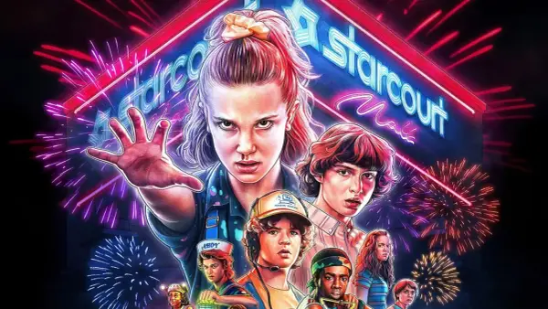 Eleven i jej przyjaciele z Stranger Things 3 gotowi do walki pod neonowym szyldem Starcourt Mall, otoczeni fajerwerkami.