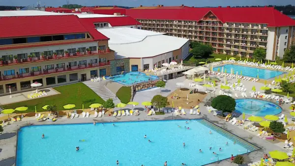 Hotel Gołębiewski Mikołajki: basen zewnętrzny z mnóstwem leżaków i parasoli. Sprawdź cennik i zaplanuj wakacje!