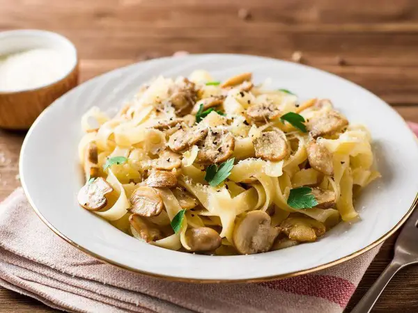 Krämig svamp pasta med färsk persilja och riven parmesan. Enkel och god vardagsrätt.
