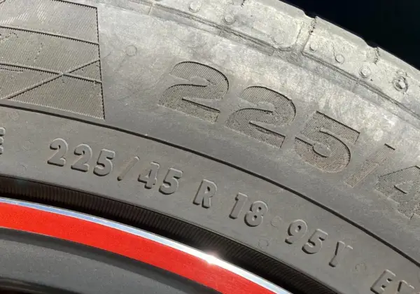 Neumático 225/45 R 18 95V. Cuidado al montar neumáticos con un código de velocidad distinto, podría afectar la seguridad.