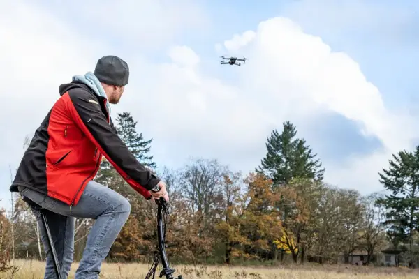 Mann mit Drohne im Flug, die der Spielzeugrichtlinie entspricht.