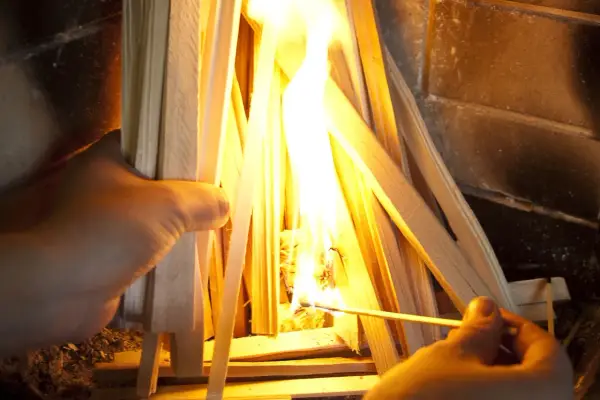 Rozpalanie kominka od góry - czysta szyba, zero dymu