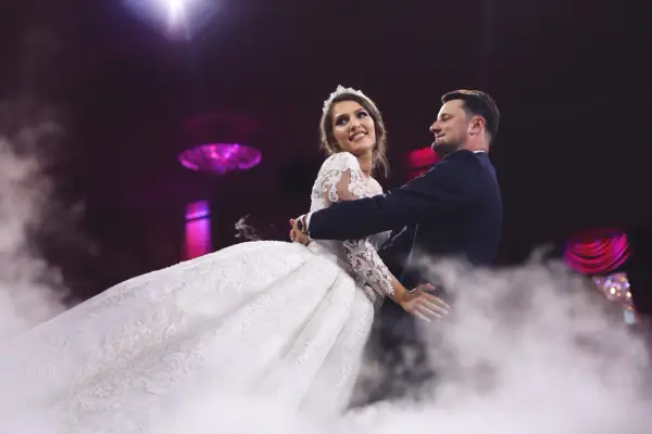 Para młoda tańczy przy dźwiękach energicznych piosenek do tańca polskich, otoczona mgłą.
