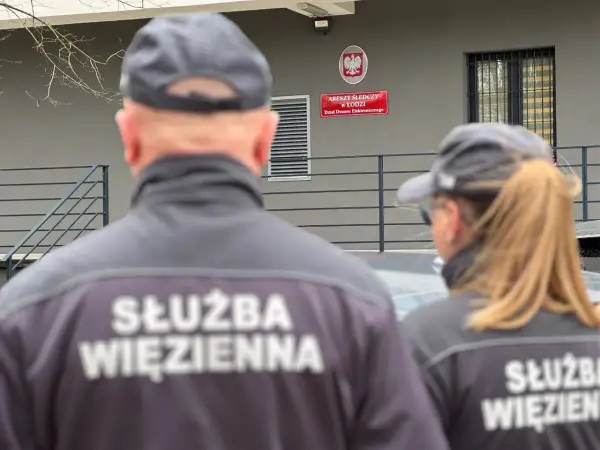 Służba Więzienna przed aresztem śledczym w Łodzi. Dział Dozoru Elektronicznego pilnuje porządku.