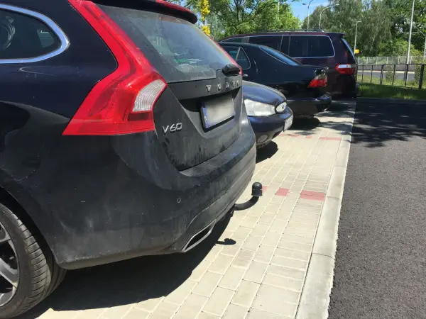 Czarny Volvo V60 z zamontowanym hakiem. Zastanawiasz się, ile kosztuje legalizacja haka w samochodzie?