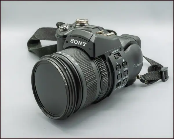 Sony F828: Kultowy aparat cyfrowy wart zakupu? Retrospekcja