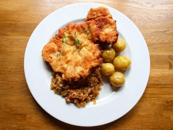 Pyszny kotlet schabowy Magdy Gessler z młodymi ziemniaczkami i kapustą.