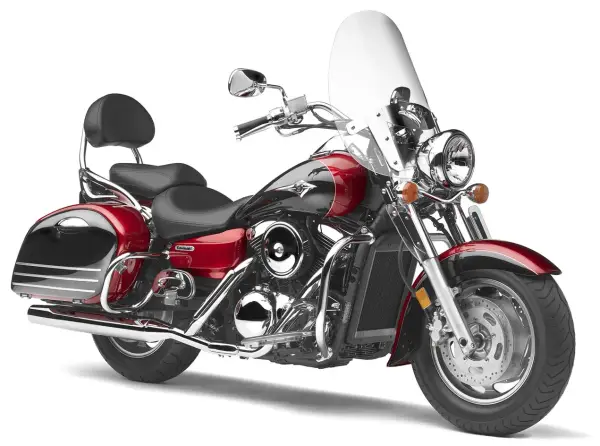 Czerwony motocykl Kawasaki VN 1600 z sakwami i dużą szybą. Choć piękny, jego wady mogą dotyczyć wygody pasażera.