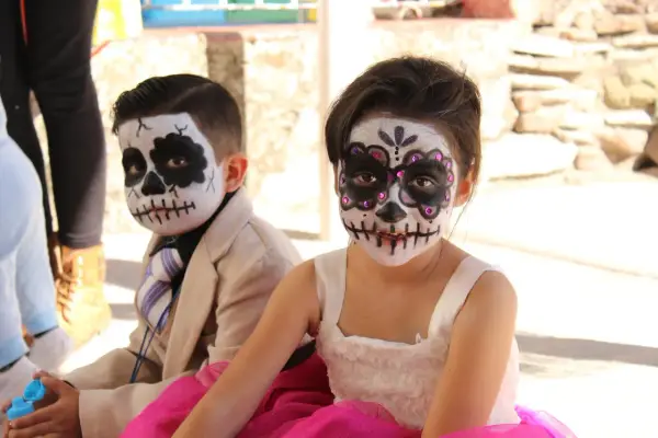 Dzieci w makijażu sugar skull, idealne na przebranie dla dziecka zrób to sam.
