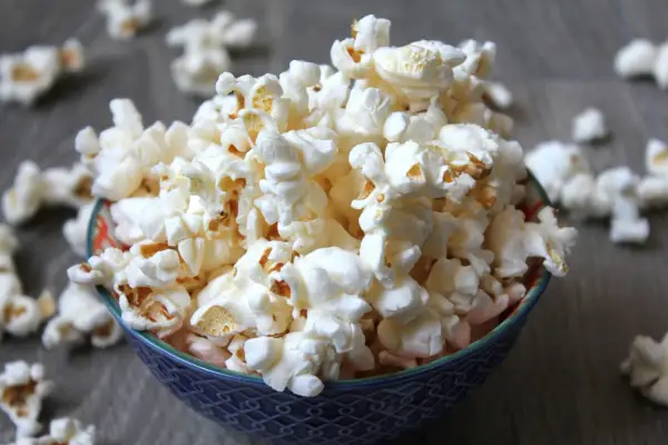 Czy w ciąży można jeść popcorn? Bezpieczne przekąski w ciąży