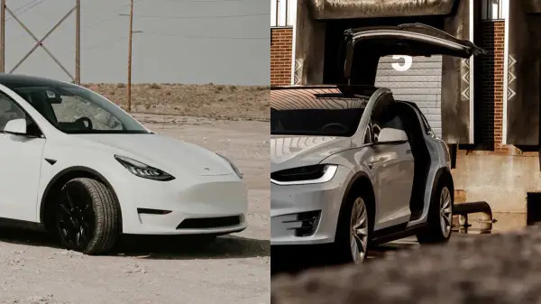 Dwa białe Tesle: Model Y z przodu i Model X z otwartymi drzwiami.