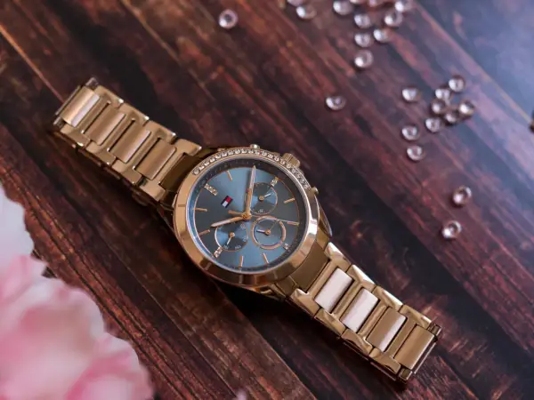 Zegarek Tommy Hilfiger damski: Jak wybrać idealny styl i jakość?