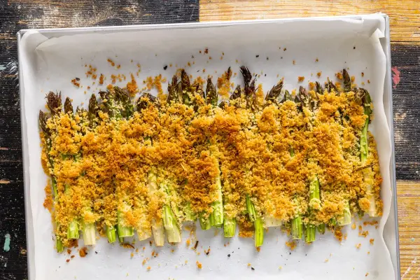 Asparagi al forno gratinati, croccanti e dorati, pronti per essere gustati.
