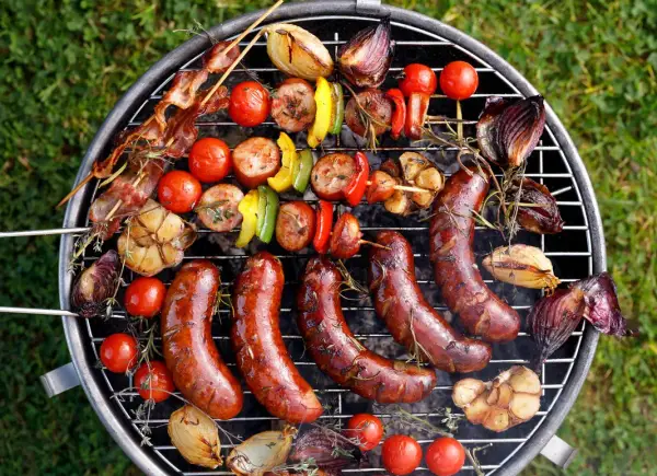 Kiełbaski, szaszłyki z boczkiem, warzywa i czosnek na grillu. Idealne pomysły, co na grilla tanio i smacznie!