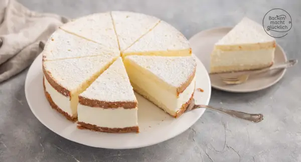 Ein köstlicher Geburtstagskuchen, perfekt für jedes Fest. Dieses Geburtstagskuchen Rezept ergibt eine luftige Torte mit cremiger Füllung, bestäubt mit Puderzucker.