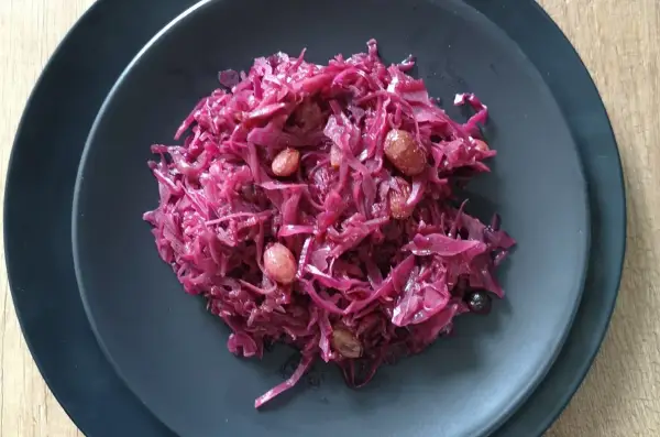 Czerwona kapusta przepis babci. Aromatyczna, duszona z rodzynkami, idealna na obiad.