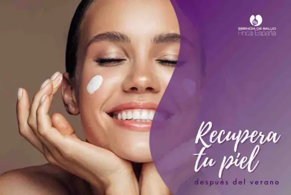 Mujer sonriente con crema en la mejilla, disfrutando de los beneficios de una limpieza facial para recuperar su piel después del verano.