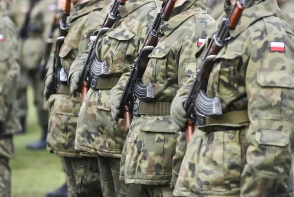 Ile zarabia porucznik? Zaskakujące fakty o wynagrodzeniu w wojsku
