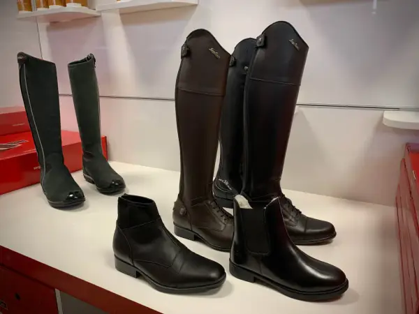 Oficerki czy sztyblety? Wybierz idealne buty jeździeckie!