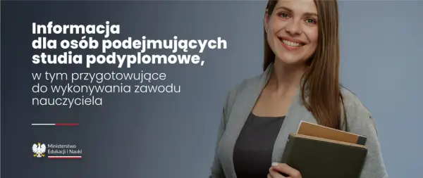 Uśmiechnięta kobieta z notatnikami, symbolizująca pedagogika studia. Informacja dla osób podejmujących studia podyplomowe.