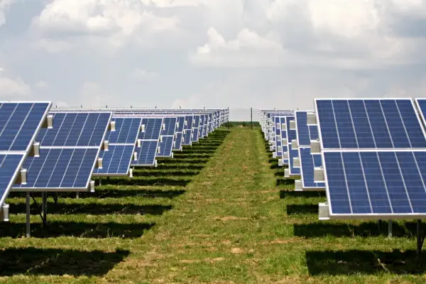 Gdzie są elektrownie słoneczne w Polsce? Odkryj ich lokalizacje i potencjał
