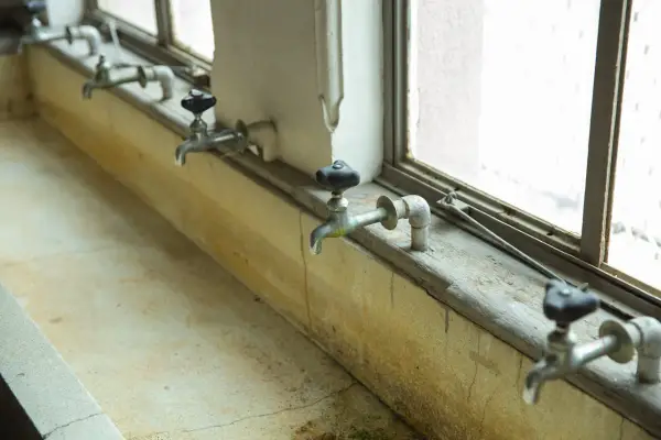 Czy spray pleśniobójczy jest bezpieczny do stosowania w domu z dziećmi?
