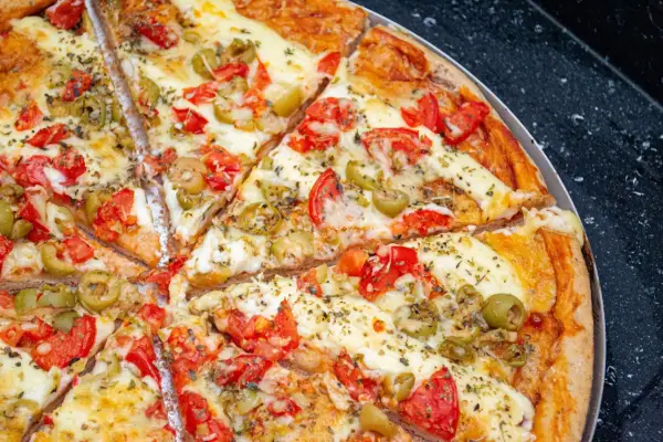 Ile kalorii ma mała pizza? Sprawdź, jak uniknąć nadmiaru kalorii w ulubionym daniu