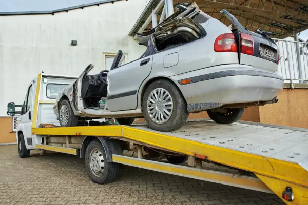 Jak holować auto bezpiecznie i legalnie - kluczowe zasady i porady