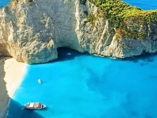 Niesamowite, turkusowe morze na Zakynthos, otoczone białymi klifami i zielenią. Widok zapiera dech w piersiach!
