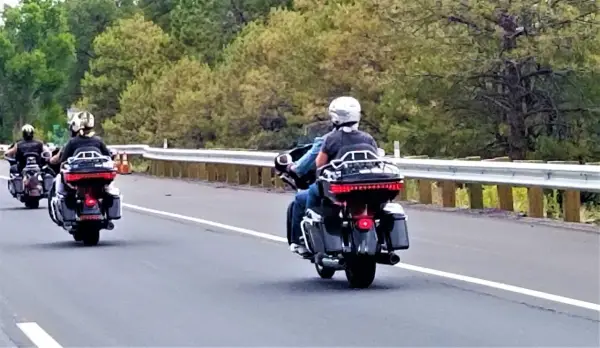 Trzech motocyklistów w kaskach jedzie drogą. Czy motocykl to pojazd samochodowy? To pytanie często zadawane przez pasjonatów dwóch kółek.