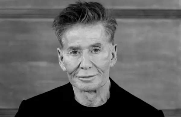 Portret Calvin Klein, projektanta znanego z minimalistycznego stylu.