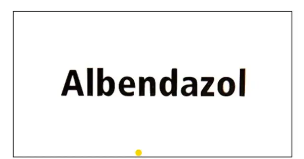 Napis "Albendazol" na białym tle. Lek ten pomaga w leczeniu infekcji pasożytniczych.